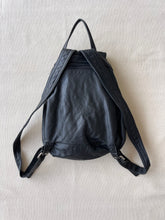 Load image into Gallery viewer, ESSENTIAL BLACK BACKPACK