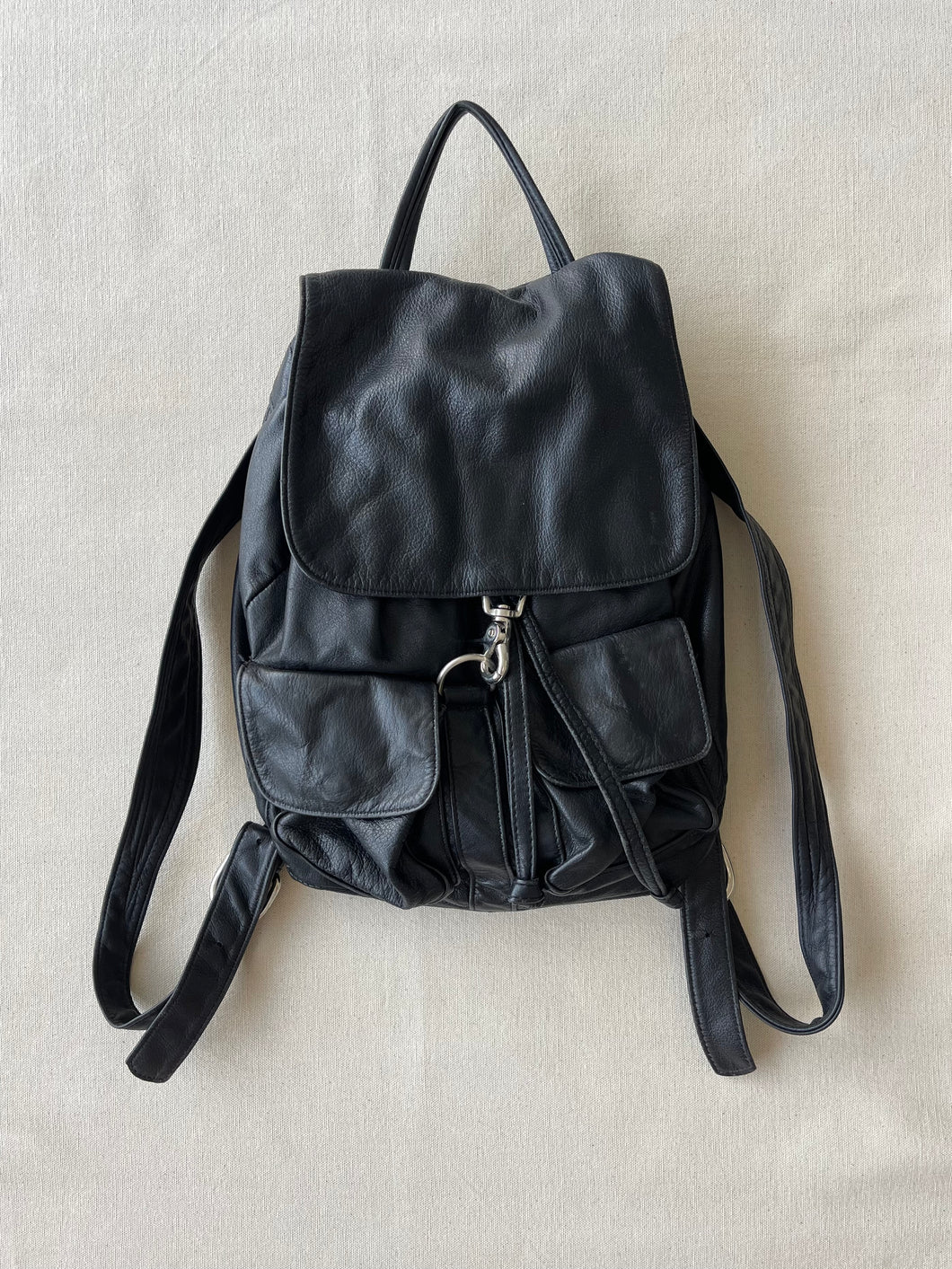 ESSENTIAL BLACK BACKPACK