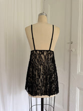 Load image into Gallery viewer, 90S FREDRICKS PLEATED NIGHTIE (M)