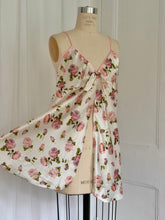 Load image into Gallery viewer, FLORAL NIGHTIE